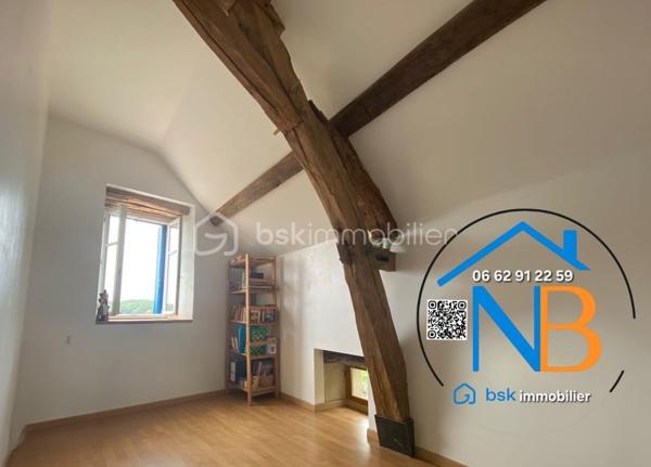 Dans un petit hameau de Montréal 5 km,  17 km d’Avallon et 28 km de Semur-en-Auxois, venez découvrir cette charmante maison de caractère offrant un fort potentiel d’évolution et d’agrandissement.

D’une superficie idéale pour une vie de famille, elle se compose au rez-de-chaussée d’une cuisine, d’une salle à manger avec dalle de Bourgogne, d’un salon Cocoon, ainsi que d’une salle d’eau avec WC.
Le mode de chauffage est assuré par deux cheminées . 

À l’étage, une agréable pièce palière dessert trois chambres, ainsi qu’un WC indépendant.

La propriété dispose également d’une vaste grange avec un magnifique escalier en pierre , offrant de nombreuses possibilités d’aménagement selon vos envies : agrandissement de l’habitation, création d’un atelier, d’un espace de stockage ou réalisation d’un beau projet personnel.

Le tout est implanté sur un terrain d’environ 1 800 m², complété par une parcelle indépendante, offrant encore davantage de possibilités.

  Les atouts :
	•	Maison pleine de charme et d’authenticité avec ses dalles de bourgogne et ses poutres 
	•	3 chambres
	•	Vaste grange avec fort potentiel
	•	Terrain d’environ 1 800 m²
	•	Parcelle indépendante
	•	Environnement agréable
	•	Proximité de Montréal, Avallon et Semur-en-Auxois

Une belle opportunité pour les amoureux de la pierre et les personnes à la recherche d’un bien offrant de nombreuses possibilités d’évolution.