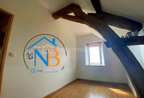 Dans un petit hameau de Montréal 5 km,  17 km d’Avallon et 28 km de Semur-en-Auxois, venez découvrir cette charmante maison de caractère offrant un fort potentiel d’évolution et d’agrandissement.

D’une superficie idéale pour une vie de famille, elle se compose au rez-de-chaussée d’une cuisine, d’une salle à manger avec dalle de Bourgogne, d’un salon Cocoon, ainsi que d’une salle d’eau avec WC.
Le mode de chauffage est assuré par deux cheminées . 

À l’étage, une agréable pièce palière dessert trois chambres, ainsi qu’un WC indépendant.

La propriété dispose également d’une vaste grange avec un magnifique escalier en pierre , offrant de nombreuses possibilités d’aménagement selon vos envies : agrandissement de l’habitation, création d’un atelier, d’un espace de stockage ou réalisation d’un beau projet personnel.

Le tout est implanté sur un terrain d’environ 1 800 m², complété par une parcelle indépendante, offrant encore davantage de possibilités.

  Les atouts :
	•	Maison pleine de charme et d’authenticité avec ses dalles de bourgogne et ses poutres 
	•	3 chambres
	•	Vaste grange avec fort potentiel
	•	Terrain d’environ 1 800 m²
	•	Parcelle indépendante
	•	Environnement agréable
	•	Proximité de Montréal, Avallon et Semur-en-Auxois

Une belle opportunité pour les amoureux de la pierre et les personnes à la recherche d’un bien offrant de nombreuses possibilités d’évolution.