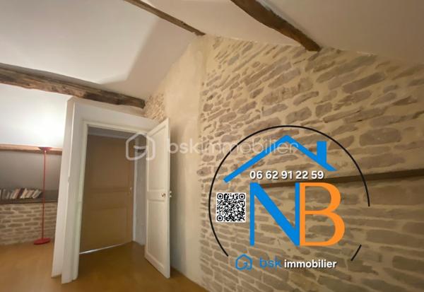 Dans un petit hameau de Montréal 5 km,  17 km d’Avallon et 28 km de Semur-en-Auxois, venez découvrir cette charmante maison de caractère offrant un fort potentiel d’évolution et d’agrandissement.

D’une superficie idéale pour une vie de famille, elle se compose au rez-de-chaussée d’une cuisine, d’une salle à manger avec dalle de Bourgogne, d’un salon Cocoon, ainsi que d’une salle d’eau avec WC.
Le mode de chauffage est assuré par deux cheminées . 

À l’étage, une agréable pièce palière dessert trois chambres, ainsi qu’un WC indépendant.

La propriété dispose également d’une vaste grange avec un magnifique escalier en pierre , offrant de nombreuses possibilités d’aménagement selon vos envies : agrandissement de l’habitation, création d’un atelier, d’un espace de stockage ou réalisation d’un beau projet personnel.

Le tout est implanté sur un terrain d’environ 1 800 m², complété par une parcelle indépendante, offrant encore davantage de possibilités.

  Les atouts :
	•	Maison pleine de charme et d’authenticité avec ses dalles de bourgogne et ses poutres 
	•	3 chambres
	•	Vaste grange avec fort potentiel
	•	Terrain d’environ 1 800 m²
	•	Parcelle indépendante
	•	Environnement agréable
	•	Proximité de Montréal, Avallon et Semur-en-Auxois

Une belle opportunité pour les amoureux de la pierre et les personnes à la recherche d’un bien offrant de nombreuses possibilités d’évolution.