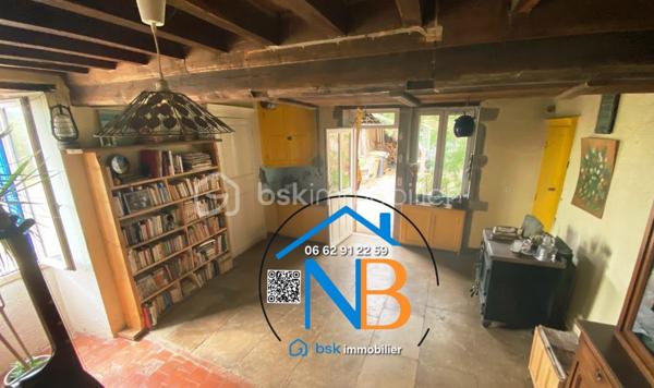 Dans un petit hameau de Montréal 5 km,  17 km d’Avallon et 28 km de Semur-en-Auxois, venez découvrir cette charmante maison de caractère offrant un fort potentiel d’évolution et d’agrandissement.

D’une superficie idéale pour une vie de famille, elle se compose au rez-de-chaussée d’une cuisine, d’une salle à manger avec dalle de Bourgogne, d’un salon Cocoon, ainsi que d’une salle d’eau avec WC.
Le mode de chauffage est assuré par deux cheminées . 

À l’étage, une agréable pièce palière dessert trois chambres, ainsi qu’un WC indépendant.

La propriété dispose également d’une vaste grange avec un magnifique escalier en pierre , offrant de nombreuses possibilités d’aménagement selon vos envies : agrandissement de l’habitation, création d’un atelier, d’un espace de stockage ou réalisation d’un beau projet personnel.

Le tout est implanté sur un terrain d’environ 1 800 m², complété par une parcelle indépendante, offrant encore davantage de possibilités.

  Les atouts :
	•	Maison pleine de charme et d’authenticité avec ses dalles de bourgogne et ses poutres 
	•	3 chambres
	•	Vaste grange avec fort potentiel
	•	Terrain d’environ 1 800 m²
	•	Parcelle indépendante
	•	Environnement agréable
	•	Proximité de Montréal, Avallon et Semur-en-Auxois

Une belle opportunité pour les amoureux de la pierre et les personnes à la recherche d’un bien offrant de nombreuses possibilités d’évolution.