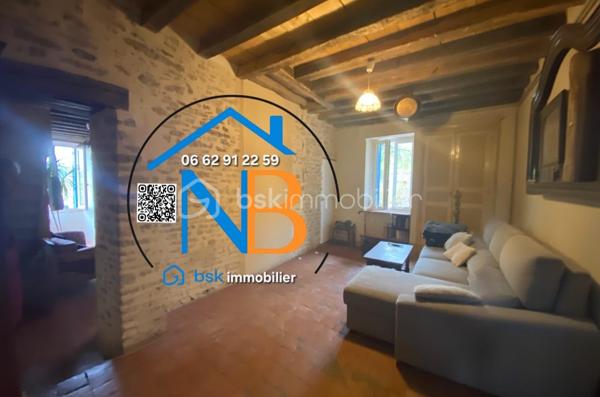 Dans un petit hameau de Montréal 5 km,  17 km d’Avallon et 28 km de Semur-en-Auxois, venez découvrir cette charmante maison de caractère offrant un fort potentiel d’évolution et d’agrandissement.

D’une superficie idéale pour une vie de famille, elle se compose au rez-de-chaussée d’une cuisine, d’une salle à manger avec dalle de Bourgogne, d’un salon Cocoon, ainsi que d’une salle d’eau avec WC.
Le mode de chauffage est assuré par deux cheminées . 

À l’étage, une agréable pièce palière dessert trois chambres, ainsi qu’un WC indépendant.

La propriété dispose également d’une vaste grange avec un magnifique escalier en pierre , offrant de nombreuses possibilités d’aménagement selon vos envies : agrandissement de l’habitation, création d’un atelier, d’un espace de stockage ou réalisation d’un beau projet personnel.

Le tout est implanté sur un terrain d’environ 1 800 m², complété par une parcelle indépendante, offrant encore davantage de possibilités.

  Les atouts :
	•	Maison pleine de charme et d’authenticité avec ses dalles de bourgogne et ses poutres 
	•	3 chambres
	•	Vaste grange avec fort potentiel
	•	Terrain d’environ 1 800 m²
	•	Parcelle indépendante
	•	Environnement agréable
	•	Proximité de Montréal, Avallon et Semur-en-Auxois

Une belle opportunité pour les amoureux de la pierre et les personnes à la recherche d’un bien offrant de nombreuses possibilités d’évolution.