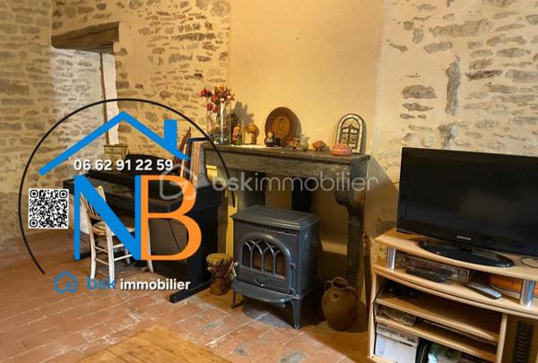 Dans un petit hameau de Montréal 5 km,  17 km d’Avallon et 28 km de Semur-en-Auxois, venez découvrir cette charmante maison de caractère offrant un fort potentiel d’évolution et d’agrandissement.

D’une superficie idéale pour une vie de famille, elle se compose au rez-de-chaussée d’une cuisine, d’une salle à manger avec dalle de Bourgogne, d’un salon Cocoon, ainsi que d’une salle d’eau avec WC.
Le mode de chauffage est assuré par deux cheminées . 

À l’étage, une agréable pièce palière dessert trois chambres, ainsi qu’un WC indépendant.

La propriété dispose également d’une vaste grange avec un magnifique escalier en pierre , offrant de nombreuses possibilités d’aménagement selon vos envies : agrandissement de l’habitation, création d’un atelier, d’un espace de stockage ou réalisation d’un beau projet personnel.

Le tout est implanté sur un terrain d’environ 1 800 m², complété par une parcelle indépendante, offrant encore davantage de possibilités.

  Les atouts :
	•	Maison pleine de charme et d’authenticité avec ses dalles de bourgogne et ses poutres 
	•	3 chambres
	•	Vaste grange avec fort potentiel
	•	Terrain d’environ 1 800 m²
	•	Parcelle indépendante
	•	Environnement agréable
	•	Proximité de Montréal, Avallon et Semur-en-Auxois

Une belle opportunité pour les amoureux de la pierre et les personnes à la recherche d’un bien offrant de nombreuses possibilités d’évolution.