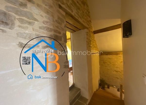 Dans un petit hameau de Montréal 5 km,  17 km d’Avallon et 28 km de Semur-en-Auxois, venez découvrir cette charmante maison de caractère offrant un fort potentiel d’évolution et d’agrandissement.

D’une superficie idéale pour une vie de famille, elle se compose au rez-de-chaussée d’une cuisine, d’une salle à manger avec dalle de Bourgogne, d’un salon Cocoon, ainsi que d’une salle d’eau avec WC.
Le mode de chauffage est assuré par deux cheminées . 

À l’étage, une agréable pièce palière dessert trois chambres, ainsi qu’un WC indépendant.

La propriété dispose également d’une vaste grange avec un magnifique escalier en pierre , offrant de nombreuses possibilités d’aménagement selon vos envies : agrandissement de l’habitation, création d’un atelier, d’un espace de stockage ou réalisation d’un beau projet personnel.

Le tout est implanté sur un terrain d’environ 1 800 m², complété par une parcelle indépendante, offrant encore davantage de possibilités.

  Les atouts :
	•	Maison pleine de charme et d’authenticité avec ses dalles de bourgogne et ses poutres 
	•	3 chambres
	•	Vaste grange avec fort potentiel
	•	Terrain d’environ 1 800 m²
	•	Parcelle indépendante
	•	Environnement agréable
	•	Proximité de Montréal, Avallon et Semur-en-Auxois

Une belle opportunité pour les amoureux de la pierre et les personnes à la recherche d’un bien offrant de nombreuses possibilités d’évolution.