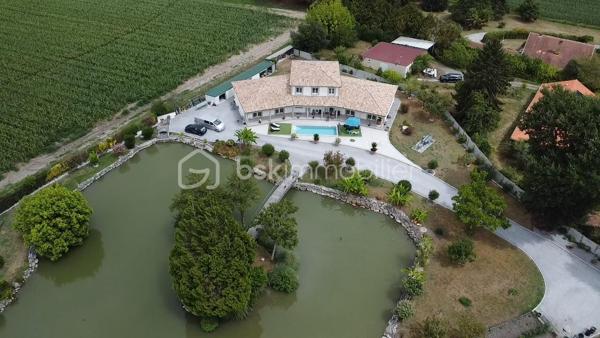 Magnifique propriété de 380 m² avec deux logements indépendants (30 et 70m2) sans vis à vis par rapport à la maison principale, piscine 8m x 3m avec banquette jacuzzi, étang et parc arboré de 6 043 m²
 
Découvrez cette superbe propriété de caractère d'environ 380 m² habitables, implantée sur un magnifique terrain de 6 043 m², offrant un cadre de vie exceptionnel alliant confort, nature et rentabilité locative.
 
La maison principale
 
Spacieuse et lumineuse, elle se compose de :
Une vaste pièce de vie d'environ 70 m² comprenant une grande cuisine équipée avec îlot central, salon et salle à manger
Une superbe mezzanine de 65 m², idéale comme espace détente, bureau ou salle de jeux.
Aile gauche :
Deux chambres de 20m² dont une avec dressing 
Une salle de bain.
Une buanderie.
Un WC.
Aile droite :
Deux chambres de 20m2 environ
Un bureau
Une salle de bain.
Un WC.
Une buanderie
Une pièce de rangement

À l'extérieur, vous profiterez d'une terrasse à l'avant et à l'arrière, d'une piscine, d'une cuisine d'été ainsi que d'un espace de rangement situé derrière la maison avec volets électriques.
 
La propriété dispose de deux logements parfaitement aménagés, chacun bénéficiant de son jardin privatif.
 
Premier logement de 30m2: idéal pour la location saisonnière aux curistes, comprenant :
Une chambre.
Un salon / Une cuisine équipée
Une salle de bain / wc
Un ponton pour aller sur l’étang et pêcher
 
Deuxième logement de 70m2 : actuellement loué 800 € par mois, comprenant également :
2 chambres.
Un salon / salle à manger
Une cuisine équipée.
Une salle de bain et wc séparé
Ces deux dépendances offrent un excellent potentiel de revenus locatifs.
Un environnement exceptionnel
 
Le terrain de 6 043 m², entièrement clos et arboré, est un véritable havre de paix.
 
Vous y trouverez :
Un grand étang peuplé de poissons et de canards avec un pont pour accéder à une île
Un magnifique parc arboré avec bananiers, figuiers, kiwis et pommiers.
Un potager situé à proximité de l'entrée de la propriété.
 
Prestations
Chauffage par climatisation réversible.
Radiateurs électriques dans les chambres.
DPE : B
Deux portails électriques :
un réservé à la maison principale ;
un second dédié aux deux logements indépendants.

Taxe foncière : 2100 €.
Les atouts
Propriété de 380 m² habitables.
Terrain de 6 043 m².
Piscine.
Cuisine d'été.
Grand étang.
Deux logements indépendants avec accès séparé.
Revenus locatifs immédiats.
Environnement calme, verdoyant et sans vis-à-vis.
Idéal pour une grande famille, un projet de gîtes, de chambres d'hôtes ou un investissement locatif.
Une propriété rare offrant un cadre de vie privilégié, un fort potentiel d'exploitation et des prestations de qualité. À découvrir sans tarder !