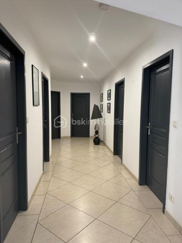 Magnifique propriété de 380 m² avec deux logements indépendants (30 et 70m2) sans vis à vis par rapport à la maison principale, piscine 8m x 3m avec banquette jacuzzi, étang et parc arboré de 6 043 m²
 
Découvrez cette superbe propriété de caractère d'environ 380 m² habitables, implantée sur un magnifique terrain de 6 043 m², offrant un cadre de vie exceptionnel alliant confort, nature et rentabilité locative.
 
La maison principale
 
Spacieuse et lumineuse, elle se compose de :
Une vaste pièce de vie d'environ 70 m² comprenant une grande cuisine équipée avec îlot central, salon et salle à manger
Une superbe mezzanine de 65 m², idéale comme espace détente, bureau ou salle de jeux.
Aile gauche :
Deux chambres de 20m² dont une avec dressing 
Une salle de bain.
Une buanderie.
Un WC.
Aile droite :
Deux chambres de 20m2 environ
Un bureau
Une salle de bain.
Un WC.
Une buanderie
Une pièce de rangement

À l'extérieur, vous profiterez d'une terrasse à l'avant et à l'arrière, d'une piscine, d'une cuisine d'été ainsi que d'un espace de rangement situé derrière la maison avec volets électriques.
 
La propriété dispose de deux logements parfaitement aménagés, chacun bénéficiant de son jardin privatif.
 
Premier logement de 30m2: idéal pour la location saisonnière aux curistes, comprenant :
Une chambre.
Un salon / Une cuisine équipée
Une salle de bain / wc
Un ponton pour aller sur l’étang et pêcher
 
Deuxième logement de 70m2 : actuellement loué 800 € par mois, comprenant également :
2 chambres.
Un salon / salle à manger
Une cuisine équipée.
Une salle de bain et wc séparé
Ces deux dépendances offrent un excellent potentiel de revenus locatifs.
Un environnement exceptionnel
 
Le terrain de 6 043 m², entièrement clos et arboré, est un véritable havre de paix.
 
Vous y trouverez :
Un grand étang peuplé de poissons et de canards avec un pont pour accéder à une île
Un magnifique parc arboré avec bananiers, figuiers, kiwis et pommiers.
Un potager situé à proximité de l'entrée de la propriété.
 
Prestations
Chauffage par climatisation réversible.
Radiateurs électriques dans les chambres.
DPE : B
Deux portails électriques :
un réservé à la maison principale ;
un second dédié aux deux logements indépendants.

Taxe foncière : 2100 €.
Les atouts
Propriété de 380 m² habitables.
Terrain de 6 043 m².
Piscine.
Cuisine d'été.
Grand étang.
Deux logements indépendants avec accès séparé.
Revenus locatifs immédiats.
Environnement calme, verdoyant et sans vis-à-vis.
Idéal pour une grande famille, un projet de gîtes, de chambres d'hôtes ou un investissement locatif.
Une propriété rare offrant un cadre de vie privilégié, un fort potentiel d'exploitation et des prestations de qualité. À découvrir sans tarder !