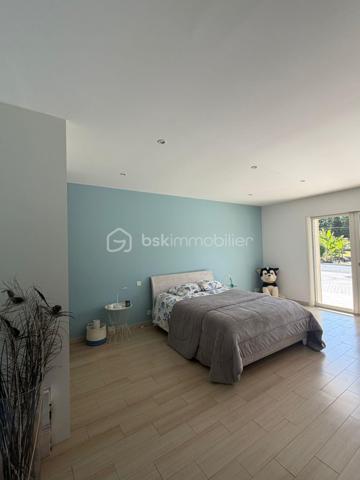 Magnifique propriété de 380 m² avec deux logements indépendants (30 et 70m2) sans vis à vis par rapport à la maison principale, piscine 8m x 3m avec banquette jacuzzi, étang et parc arboré de 6 043 m²
 
Découvrez cette superbe propriété de caractère d'environ 380 m² habitables, implantée sur un magnifique terrain de 6 043 m², offrant un cadre de vie exceptionnel alliant confort, nature et rentabilité locative.
 
La maison principale
 
Spacieuse et lumineuse, elle se compose de :
Une vaste pièce de vie d'environ 70 m² comprenant une grande cuisine équipée avec îlot central, salon et salle à manger
Une superbe mezzanine de 65 m², idéale comme espace détente, bureau ou salle de jeux.
Aile gauche :
Deux chambres de 20m² dont une avec dressing 
Une salle de bain.
Une buanderie.
Un WC.
Aile droite :
Deux chambres de 20m2 environ
Un bureau
Une salle de bain.
Un WC.
Une buanderie
Une pièce de rangement

À l'extérieur, vous profiterez d'une terrasse à l'avant et à l'arrière, d'une piscine, d'une cuisine d'été ainsi que d'un espace de rangement situé derrière la maison avec volets électriques.
 
La propriété dispose de deux logements parfaitement aménagés, chacun bénéficiant de son jardin privatif.
 
Premier logement de 30m2: idéal pour la location saisonnière aux curistes, comprenant :
Une chambre.
Un salon / Une cuisine équipée
Une salle de bain / wc
Un ponton pour aller sur l’étang et pêcher
 
Deuxième logement de 70m2 : actuellement loué 800 € par mois, comprenant également :
2 chambres.
Un salon / salle à manger
Une cuisine équipée.
Une salle de bain et wc séparé
Ces deux dépendances offrent un excellent potentiel de revenus locatifs.
Un environnement exceptionnel
 
Le terrain de 6 043 m², entièrement clos et arboré, est un véritable havre de paix.
 
Vous y trouverez :
Un grand étang peuplé de poissons et de canards avec un pont pour accéder à une île
Un magnifique parc arboré avec bananiers, figuiers, kiwis et pommiers.
Un potager situé à proximité de l'entrée de la propriété.
 
Prestations
Chauffage par climatisation réversible.
Radiateurs électriques dans les chambres.
DPE : B
Deux portails électriques :
un réservé à la maison principale ;
un second dédié aux deux logements indépendants.

Taxe foncière : 2100 €.
Les atouts
Propriété de 380 m² habitables.
Terrain de 6 043 m².
Piscine.
Cuisine d'été.
Grand étang.
Deux logements indépendants avec accès séparé.
Revenus locatifs immédiats.
Environnement calme, verdoyant et sans vis-à-vis.
Idéal pour une grande famille, un projet de gîtes, de chambres d'hôtes ou un investissement locatif.
Une propriété rare offrant un cadre de vie privilégié, un fort potentiel d'exploitation et des prestations de qualité. À découvrir sans tarder !