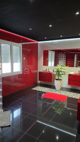 Magnifique propriété de 380 m² avec deux logements indépendants (30 et 70m2) sans vis à vis par rapport à la maison principale, piscine 8m x 3m avec banquette jacuzzi, étang et parc arboré de 6 043 m²
 
Découvrez cette superbe propriété de caractère d'environ 380 m² habitables, implantée sur un magnifique terrain de 6 043 m², offrant un cadre de vie exceptionnel alliant confort, nature et rentabilité locative.
 
La maison principale
 
Spacieuse et lumineuse, elle se compose de :
Une vaste pièce de vie d'environ 70 m² comprenant une grande cuisine équipée avec îlot central, salon et salle à manger
Une superbe mezzanine de 65 m², idéale comme espace détente, bureau ou salle de jeux.
Aile gauche :
Deux chambres de 20m² dont une avec dressing 
Une salle de bain.
Une buanderie.
Un WC.
Aile droite :
Deux chambres de 20m2 environ
Un bureau
Une salle de bain.
Un WC.
Une buanderie
Une pièce de rangement

À l'extérieur, vous profiterez d'une terrasse à l'avant et à l'arrière, d'une piscine, d'une cuisine d'été ainsi que d'un espace de rangement situé derrière la maison avec volets électriques.
 
La propriété dispose de deux logements parfaitement aménagés, chacun bénéficiant de son jardin privatif.
 
Premier logement de 30m2: idéal pour la location saisonnière aux curistes, comprenant :
Une chambre.
Un salon / Une cuisine équipée
Une salle de bain / wc
Un ponton pour aller sur l’étang et pêcher
 
Deuxième logement de 70m2 : actuellement loué 800 € par mois, comprenant également :
2 chambres.
Un salon / salle à manger
Une cuisine équipée.
Une salle de bain et wc séparé
Ces deux dépendances offrent un excellent potentiel de revenus locatifs.
Un environnement exceptionnel
 
Le terrain de 6 043 m², entièrement clos et arboré, est un véritable havre de paix.
 
Vous y trouverez :
Un grand étang peuplé de poissons et de canards avec un pont pour accéder à une île
Un magnifique parc arboré avec bananiers, figuiers, kiwis et pommiers.
Un potager situé à proximité de l'entrée de la propriété.
 
Prestations
Chauffage par climatisation réversible.
Radiateurs électriques dans les chambres.
DPE : B
Deux portails électriques :
un réservé à la maison principale ;
un second dédié aux deux logements indépendants.

Taxe foncière : 2100 €.
Les atouts
Propriété de 380 m² habitables.
Terrain de 6 043 m².
Piscine.
Cuisine d'été.
Grand étang.
Deux logements indépendants avec accès séparé.
Revenus locatifs immédiats.
Environnement calme, verdoyant et sans vis-à-vis.
Idéal pour une grande famille, un projet de gîtes, de chambres d'hôtes ou un investissement locatif.
Une propriété rare offrant un cadre de vie privilégié, un fort potentiel d'exploitation et des prestations de qualité. À découvrir sans tarder !