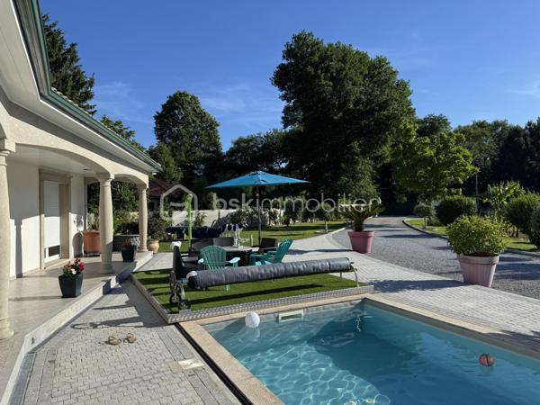 Magnifique propriété de 380 m² avec deux logements indépendants (30 et 70m2) sans vis à vis par rapport à la maison principale, piscine 8m x 3m avec banquette jacuzzi, étang et parc arboré de 6 043 m²
 
Découvrez cette superbe propriété de caractère d'environ 380 m² habitables, implantée sur un magnifique terrain de 6 043 m², offrant un cadre de vie exceptionnel alliant confort, nature et rentabilité locative.
 
La maison principale
 
Spacieuse et lumineuse, elle se compose de :
Une vaste pièce de vie d'environ 70 m² comprenant une grande cuisine équipée avec îlot central, salon et salle à manger
Une superbe mezzanine de 65 m², idéale comme espace détente, bureau ou salle de jeux.
Aile gauche :
Deux chambres de 20m² dont une avec dressing 
Une salle de bain.
Une buanderie.
Un WC.
Aile droite :
Deux chambres de 20m2 environ
Un bureau
Une salle de bain.
Un WC.
Une buanderie
Une pièce de rangement

À l'extérieur, vous profiterez d'une terrasse à l'avant et à l'arrière, d'une piscine, d'une cuisine d'été ainsi que d'un espace de rangement situé derrière la maison avec volets électriques.
 
La propriété dispose de deux logements parfaitement aménagés, chacun bénéficiant de son jardin privatif.
 
Premier logement de 30m2: idéal pour la location saisonnière aux curistes, comprenant :
Une chambre.
Un salon / Une cuisine équipée
Une salle de bain / wc
Un ponton pour aller sur l’étang et pêcher
 
Deuxième logement de 70m2 : actuellement loué 800 € par mois, comprenant également :
2 chambres.
Un salon / salle à manger
Une cuisine équipée.
Une salle de bain et wc séparé
Ces deux dépendances offrent un excellent potentiel de revenus locatifs.
Un environnement exceptionnel
 
Le terrain de 6 043 m², entièrement clos et arboré, est un véritable havre de paix.
 
Vous y trouverez :
Un grand étang peuplé de poissons et de canards avec un pont pour accéder à une île
Un magnifique parc arboré avec bananiers, figuiers, kiwis et pommiers.
Un potager situé à proximité de l'entrée de la propriété.
 
Prestations
Chauffage par climatisation réversible.
Radiateurs électriques dans les chambres.
DPE : B
Deux portails électriques :
un réservé à la maison principale ;
un second dédié aux deux logements indépendants.

Taxe foncière : 2100 €.
Les atouts
Propriété de 380 m² habitables.
Terrain de 6 043 m².
Piscine.
Cuisine d'été.
Grand étang.
Deux logements indépendants avec accès séparé.
Revenus locatifs immédiats.
Environnement calme, verdoyant et sans vis-à-vis.
Idéal pour une grande famille, un projet de gîtes, de chambres d'hôtes ou un investissement locatif.
Une propriété rare offrant un cadre de vie privilégié, un fort potentiel d'exploitation et des prestations de qualité. À découvrir sans tarder !