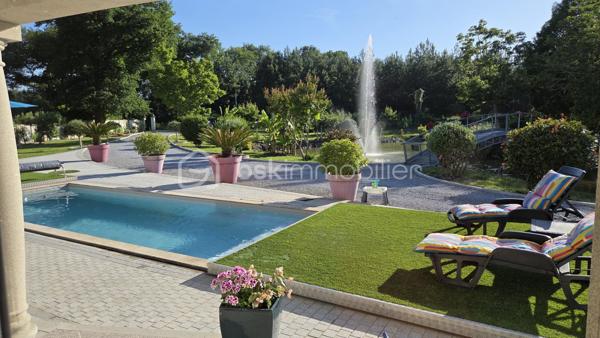Magnifique propriété de 380 m² avec deux logements indépendants (30 et 70m2) sans vis à vis par rapport à la maison principale, piscine 8m x 3m avec banquette jacuzzi, étang et parc arboré de 6 043 m²
 
Découvrez cette superbe propriété de caractère d'environ 380 m² habitables, implantée sur un magnifique terrain de 6 043 m², offrant un cadre de vie exceptionnel alliant confort, nature et rentabilité locative.
 
La maison principale
 
Spacieuse et lumineuse, elle se compose de :
Une vaste pièce de vie d'environ 70 m² comprenant une grande cuisine équipée avec îlot central, salon et salle à manger
Une superbe mezzanine de 65 m², idéale comme espace détente, bureau ou salle de jeux.
Aile gauche :
Deux chambres de 20m² dont une avec dressing 
Une salle de bain.
Une buanderie.
Un WC.
Aile droite :
Deux chambres de 20m2 environ
Un bureau
Une salle de bain.
Un WC.
Une buanderie
Une pièce de rangement

À l'extérieur, vous profiterez d'une terrasse à l'avant et à l'arrière, d'une piscine, d'une cuisine d'été ainsi que d'un espace de rangement situé derrière la maison avec volets électriques.
 
La propriété dispose de deux logements parfaitement aménagés, chacun bénéficiant de son jardin privatif.
 
Premier logement de 30m2: idéal pour la location saisonnière aux curistes, comprenant :
Une chambre.
Un salon / Une cuisine équipée
Une salle de bain / wc
Un ponton pour aller sur l’étang et pêcher
 
Deuxième logement de 70m2 : actuellement loué 800 € par mois, comprenant également :
2 chambres.
Un salon / salle à manger
Une cuisine équipée.
Une salle de bain et wc séparé
Ces deux dépendances offrent un excellent potentiel de revenus locatifs.
Un environnement exceptionnel
 
Le terrain de 6 043 m², entièrement clos et arboré, est un véritable havre de paix.
 
Vous y trouverez :
Un grand étang peuplé de poissons et de canards avec un pont pour accéder à une île
Un magnifique parc arboré avec bananiers, figuiers, kiwis et pommiers.
Un potager situé à proximité de l'entrée de la propriété.
 
Prestations
Chauffage par climatisation réversible.
Radiateurs électriques dans les chambres.
DPE : B
Deux portails électriques :
un réservé à la maison principale ;
un second dédié aux deux logements indépendants.

Taxe foncière : 2100 €.
Les atouts
Propriété de 380 m² habitables.
Terrain de 6 043 m².
Piscine.
Cuisine d'été.
Grand étang.
Deux logements indépendants avec accès séparé.
Revenus locatifs immédiats.
Environnement calme, verdoyant et sans vis-à-vis.
Idéal pour une grande famille, un projet de gîtes, de chambres d'hôtes ou un investissement locatif.
Une propriété rare offrant un cadre de vie privilégié, un fort potentiel d'exploitation et des prestations de qualité. À découvrir sans tarder !