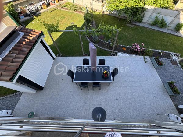 Magnifique propriété de 380 m² avec deux logements indépendants (30 et 70m2) sans vis à vis par rapport à la maison principale, piscine 8m x 3m avec banquette jacuzzi, étang et parc arboré de 6 043 m²
 
Découvrez cette superbe propriété de caractère d'environ 380 m² habitables, implantée sur un magnifique terrain de 6 043 m², offrant un cadre de vie exceptionnel alliant confort, nature et rentabilité locative.
 
La maison principale
 
Spacieuse et lumineuse, elle se compose de :
Une vaste pièce de vie d'environ 70 m² comprenant une grande cuisine équipée avec îlot central, salon et salle à manger
Une superbe mezzanine de 65 m², idéale comme espace détente, bureau ou salle de jeux.
Aile gauche :
Deux chambres de 20m² dont une avec dressing 
Une salle de bain.
Une buanderie.
Un WC.
Aile droite :
Deux chambres de 20m2 environ
Un bureau
Une salle de bain.
Un WC.
Une buanderie
Une pièce de rangement

À l'extérieur, vous profiterez d'une terrasse à l'avant et à l'arrière, d'une piscine, d'une cuisine d'été ainsi que d'un espace de rangement situé derrière la maison avec volets électriques.
 
La propriété dispose de deux logements parfaitement aménagés, chacun bénéficiant de son jardin privatif.
 
Premier logement de 30m2: idéal pour la location saisonnière aux curistes, comprenant :
Une chambre.
Un salon / Une cuisine équipée
Une salle de bain / wc
Un ponton pour aller sur l’étang et pêcher
 
Deuxième logement de 70m2 : actuellement loué 800 € par mois, comprenant également :
2 chambres.
Un salon / salle à manger
Une cuisine équipée.
Une salle de bain et wc séparé
Ces deux dépendances offrent un excellent potentiel de revenus locatifs.
Un environnement exceptionnel
 
Le terrain de 6 043 m², entièrement clos et arboré, est un véritable havre de paix.
 
Vous y trouverez :
Un grand étang peuplé de poissons et de canards avec un pont pour accéder à une île
Un magnifique parc arboré avec bananiers, figuiers, kiwis et pommiers.
Un potager situé à proximité de l'entrée de la propriété.
 
Prestations
Chauffage par climatisation réversible.
Radiateurs électriques dans les chambres.
DPE : B
Deux portails électriques :
un réservé à la maison principale ;
un second dédié aux deux logements indépendants.

Taxe foncière : 2100 €.
Les atouts
Propriété de 380 m² habitables.
Terrain de 6 043 m².
Piscine.
Cuisine d'été.
Grand étang.
Deux logements indépendants avec accès séparé.
Revenus locatifs immédiats.
Environnement calme, verdoyant et sans vis-à-vis.
Idéal pour une grande famille, un projet de gîtes, de chambres d'hôtes ou un investissement locatif.
Une propriété rare offrant un cadre de vie privilégié, un fort potentiel d'exploitation et des prestations de qualité. À découvrir sans tarder !