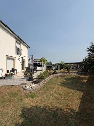 Magnifique propriété de 380 m² avec deux logements indépendants (30 et 70m2) sans vis à vis par rapport à la maison principale, piscine 8m x 3m avec banquette jacuzzi, étang et parc arboré de 6 043 m²
 
Découvrez cette superbe propriété de caractère d'environ 380 m² habitables, implantée sur un magnifique terrain de 6 043 m², offrant un cadre de vie exceptionnel alliant confort, nature et rentabilité locative.
 
La maison principale
 
Spacieuse et lumineuse, elle se compose de :
Une vaste pièce de vie d'environ 70 m² comprenant une grande cuisine équipée avec îlot central, salon et salle à manger
Une superbe mezzanine de 65 m², idéale comme espace détente, bureau ou salle de jeux.
Aile gauche :
Deux chambres de 20m² dont une avec dressing 
Une salle de bain.
Une buanderie.
Un WC.
Aile droite :
Deux chambres de 20m2 environ
Un bureau
Une salle de bain.
Un WC.
Une buanderie
Une pièce de rangement

À l'extérieur, vous profiterez d'une terrasse à l'avant et à l'arrière, d'une piscine, d'une cuisine d'été ainsi que d'un espace de rangement situé derrière la maison avec volets électriques.
 
La propriété dispose de deux logements parfaitement aménagés, chacun bénéficiant de son jardin privatif.
 
Premier logement de 30m2: idéal pour la location saisonnière aux curistes, comprenant :
Une chambre.
Un salon / Une cuisine équipée
Une salle de bain / wc
Un ponton pour aller sur l’étang et pêcher
 
Deuxième logement de 70m2 : actuellement loué 800 € par mois, comprenant également :
2 chambres.
Un salon / salle à manger
Une cuisine équipée.
Une salle de bain et wc séparé
Ces deux dépendances offrent un excellent potentiel de revenus locatifs.
Un environnement exceptionnel
 
Le terrain de 6 043 m², entièrement clos et arboré, est un véritable havre de paix.
 
Vous y trouverez :
Un grand étang peuplé de poissons et de canards avec un pont pour accéder à une île
Un magnifique parc arboré avec bananiers, figuiers, kiwis et pommiers.
Un potager situé à proximité de l'entrée de la propriété.
 
Prestations
Chauffage par climatisation réversible.
Radiateurs électriques dans les chambres.
DPE : B
Deux portails électriques :
un réservé à la maison principale ;
un second dédié aux deux logements indépendants.

Taxe foncière : 2100 €.
Les atouts
Propriété de 380 m² habitables.
Terrain de 6 043 m².
Piscine.
Cuisine d'été.
Grand étang.
Deux logements indépendants avec accès séparé.
Revenus locatifs immédiats.
Environnement calme, verdoyant et sans vis-à-vis.
Idéal pour une grande famille, un projet de gîtes, de chambres d'hôtes ou un investissement locatif.
Une propriété rare offrant un cadre de vie privilégié, un fort potentiel d'exploitation et des prestations de qualité. À découvrir sans tarder !