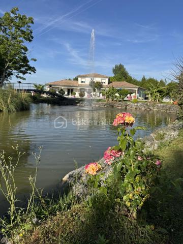 Magnifique propriété de 380 m² avec deux logements indépendants (30 et 70m2) sans vis à vis par rapport à la maison principale, piscine 8m x 3m avec banquette jacuzzi, étang et parc arboré de 6 043 m²
 
Découvrez cette superbe propriété de caractère d'environ 380 m² habitables, implantée sur un magnifique terrain de 6 043 m², offrant un cadre de vie exceptionnel alliant confort, nature et rentabilité locative.
 
La maison principale
 
Spacieuse et lumineuse, elle se compose de :
Une vaste pièce de vie d'environ 70 m² comprenant une grande cuisine équipée avec îlot central, salon et salle à manger
Une superbe mezzanine de 65 m², idéale comme espace détente, bureau ou salle de jeux.
Aile gauche :
Deux chambres de 20m² dont une avec dressing 
Une salle de bain.
Une buanderie.
Un WC.
Aile droite :
Deux chambres de 20m2 environ
Un bureau
Une salle de bain.
Un WC.
Une buanderie
Une pièce de rangement

À l'extérieur, vous profiterez d'une terrasse à l'avant et à l'arrière, d'une piscine, d'une cuisine d'été ainsi que d'un espace de rangement situé derrière la maison avec volets électriques.
 
La propriété dispose de deux logements parfaitement aménagés, chacun bénéficiant de son jardin privatif.
 
Premier logement de 30m2: idéal pour la location saisonnière aux curistes, comprenant :
Une chambre.
Un salon / Une cuisine équipée
Une salle de bain / wc
Un ponton pour aller sur l’étang et pêcher
 
Deuxième logement de 70m2 : actuellement loué 800 € par mois, comprenant également :
2 chambres.
Un salon / salle à manger
Une cuisine équipée.
Une salle de bain et wc séparé
Ces deux dépendances offrent un excellent potentiel de revenus locatifs.
Un environnement exceptionnel
 
Le terrain de 6 043 m², entièrement clos et arboré, est un véritable havre de paix.
 
Vous y trouverez :
Un grand étang peuplé de poissons et de canards avec un pont pour accéder à une île
Un magnifique parc arboré avec bananiers, figuiers, kiwis et pommiers.
Un potager situé à proximité de l'entrée de la propriété.
 
Prestations
Chauffage par climatisation réversible.
Radiateurs électriques dans les chambres.
DPE : B
Deux portails électriques :
un réservé à la maison principale ;
un second dédié aux deux logements indépendants.

Taxe foncière : 2100 €.
Les atouts
Propriété de 380 m² habitables.
Terrain de 6 043 m².
Piscine.
Cuisine d'été.
Grand étang.
Deux logements indépendants avec accès séparé.
Revenus locatifs immédiats.
Environnement calme, verdoyant et sans vis-à-vis.
Idéal pour une grande famille, un projet de gîtes, de chambres d'hôtes ou un investissement locatif.
Une propriété rare offrant un cadre de vie privilégié, un fort potentiel d'exploitation et des prestations de qualité. À découvrir sans tarder !