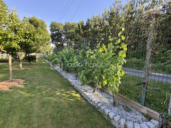 Magnifique propriété de 380 m² avec deux logements indépendants (30 et 70m2) sans vis à vis par rapport à la maison principale, piscine 8m x 3m avec banquette jacuzzi, étang et parc arboré de 6 043 m²
 
Découvrez cette superbe propriété de caractère d'environ 380 m² habitables, implantée sur un magnifique terrain de 6 043 m², offrant un cadre de vie exceptionnel alliant confort, nature et rentabilité locative.
 
La maison principale
 
Spacieuse et lumineuse, elle se compose de :
Une vaste pièce de vie d'environ 70 m² comprenant une grande cuisine équipée avec îlot central, salon et salle à manger
Une superbe mezzanine de 65 m², idéale comme espace détente, bureau ou salle de jeux.
Aile gauche :
Deux chambres de 20m² dont une avec dressing 
Une salle de bain.
Une buanderie.
Un WC.
Aile droite :
Deux chambres de 20m2 environ
Un bureau
Une salle de bain.
Un WC.
Une buanderie
Une pièce de rangement

À l'extérieur, vous profiterez d'une terrasse à l'avant et à l'arrière, d'une piscine, d'une cuisine d'été ainsi que d'un espace de rangement situé derrière la maison avec volets électriques.
 
La propriété dispose de deux logements parfaitement aménagés, chacun bénéficiant de son jardin privatif.
 
Premier logement de 30m2: idéal pour la location saisonnière aux curistes, comprenant :
Une chambre.
Un salon / Une cuisine équipée
Une salle de bain / wc
Un ponton pour aller sur l’étang et pêcher
 
Deuxième logement de 70m2 : actuellement loué 800 € par mois, comprenant également :
2 chambres.
Un salon / salle à manger
Une cuisine équipée.
Une salle de bain et wc séparé
Ces deux dépendances offrent un excellent potentiel de revenus locatifs.
Un environnement exceptionnel
 
Le terrain de 6 043 m², entièrement clos et arboré, est un véritable havre de paix.
 
Vous y trouverez :
Un grand étang peuplé de poissons et de canards avec un pont pour accéder à une île
Un magnifique parc arboré avec bananiers, figuiers, kiwis et pommiers.
Un potager situé à proximité de l'entrée de la propriété.
 
Prestations
Chauffage par climatisation réversible.
Radiateurs électriques dans les chambres.
DPE : B
Deux portails électriques :
un réservé à la maison principale ;
un second dédié aux deux logements indépendants.

Taxe foncière : 2100 €.
Les atouts
Propriété de 380 m² habitables.
Terrain de 6 043 m².
Piscine.
Cuisine d'été.
Grand étang.
Deux logements indépendants avec accès séparé.
Revenus locatifs immédiats.
Environnement calme, verdoyant et sans vis-à-vis.
Idéal pour une grande famille, un projet de gîtes, de chambres d'hôtes ou un investissement locatif.
Une propriété rare offrant un cadre de vie privilégié, un fort potentiel d'exploitation et des prestations de qualité. À découvrir sans tarder !