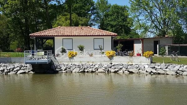 Magnifique propriété de 380 m² avec deux logements indépendants (30 et 70m2) sans vis à vis par rapport à la maison principale, piscine 8m x 3m avec banquette jacuzzi, étang et parc arboré de 6 043 m²
 
Découvrez cette superbe propriété de caractère d'environ 380 m² habitables, implantée sur un magnifique terrain de 6 043 m², offrant un cadre de vie exceptionnel alliant confort, nature et rentabilité locative.
 
La maison principale
 
Spacieuse et lumineuse, elle se compose de :
Une vaste pièce de vie d'environ 70 m² comprenant une grande cuisine équipée avec îlot central, salon et salle à manger
Une superbe mezzanine de 65 m², idéale comme espace détente, bureau ou salle de jeux.
Aile gauche :
Deux chambres de 20m² dont une avec dressing 
Une salle de bain.
Une buanderie.
Un WC.
Aile droite :
Deux chambres de 20m2 environ
Un bureau
Une salle de bain.
Un WC.
Une buanderie
Une pièce de rangement

À l'extérieur, vous profiterez d'une terrasse à l'avant et à l'arrière, d'une piscine, d'une cuisine d'été ainsi que d'un espace de rangement situé derrière la maison avec volets électriques.
 
La propriété dispose de deux logements parfaitement aménagés, chacun bénéficiant de son jardin privatif.
 
Premier logement de 30m2: idéal pour la location saisonnière aux curistes, comprenant :
Une chambre.
Un salon / Une cuisine équipée
Une salle de bain / wc
Un ponton pour aller sur l’étang et pêcher
 
Deuxième logement de 70m2 : actuellement loué 800 € par mois, comprenant également :
2 chambres.
Un salon / salle à manger
Une cuisine équipée.
Une salle de bain et wc séparé
Ces deux dépendances offrent un excellent potentiel de revenus locatifs.
Un environnement exceptionnel
 
Le terrain de 6 043 m², entièrement clos et arboré, est un véritable havre de paix.
 
Vous y trouverez :
Un grand étang peuplé de poissons et de canards avec un pont pour accéder à une île
Un magnifique parc arboré avec bananiers, figuiers, kiwis et pommiers.
Un potager situé à proximité de l'entrée de la propriété.
 
Prestations
Chauffage par climatisation réversible.
Radiateurs électriques dans les chambres.
DPE : B
Deux portails électriques :
un réservé à la maison principale ;
un second dédié aux deux logements indépendants.

Taxe foncière : 2100 €.
Les atouts
Propriété de 380 m² habitables.
Terrain de 6 043 m².
Piscine.
Cuisine d'été.
Grand étang.
Deux logements indépendants avec accès séparé.
Revenus locatifs immédiats.
Environnement calme, verdoyant et sans vis-à-vis.
Idéal pour une grande famille, un projet de gîtes, de chambres d'hôtes ou un investissement locatif.
Une propriété rare offrant un cadre de vie privilégié, un fort potentiel d'exploitation et des prestations de qualité. À découvrir sans tarder !