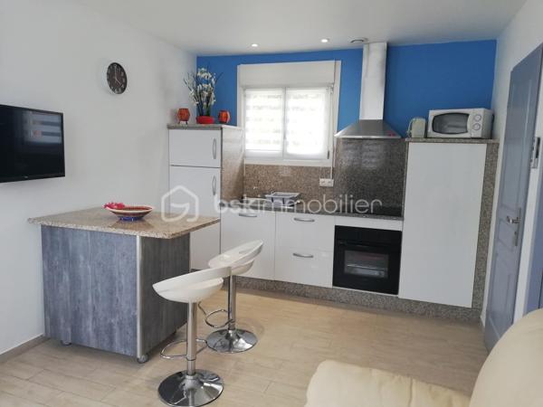 Magnifique propriété de 380 m² avec deux logements indépendants (30 et 70m2) sans vis à vis par rapport à la maison principale, piscine 8m x 3m avec banquette jacuzzi, étang et parc arboré de 6 043 m²
 
Découvrez cette superbe propriété de caractère d'environ 380 m² habitables, implantée sur un magnifique terrain de 6 043 m², offrant un cadre de vie exceptionnel alliant confort, nature et rentabilité locative.
 
La maison principale
 
Spacieuse et lumineuse, elle se compose de :
Une vaste pièce de vie d'environ 70 m² comprenant une grande cuisine équipée avec îlot central, salon et salle à manger
Une superbe mezzanine de 65 m², idéale comme espace détente, bureau ou salle de jeux.
Aile gauche :
Deux chambres de 20m² dont une avec dressing 
Une salle de bain.
Une buanderie.
Un WC.
Aile droite :
Deux chambres de 20m2 environ
Un bureau
Une salle de bain.
Un WC.
Une buanderie
Une pièce de rangement

À l'extérieur, vous profiterez d'une terrasse à l'avant et à l'arrière, d'une piscine, d'une cuisine d'été ainsi que d'un espace de rangement situé derrière la maison avec volets électriques.
 
La propriété dispose de deux logements parfaitement aménagés, chacun bénéficiant de son jardin privatif.
 
Premier logement de 30m2: idéal pour la location saisonnière aux curistes, comprenant :
Une chambre.
Un salon / Une cuisine équipée
Une salle de bain / wc
Un ponton pour aller sur l’étang et pêcher
 
Deuxième logement de 70m2 : actuellement loué 800 € par mois, comprenant également :
2 chambres.
Un salon / salle à manger
Une cuisine équipée.
Une salle de bain et wc séparé
Ces deux dépendances offrent un excellent potentiel de revenus locatifs.
Un environnement exceptionnel
 
Le terrain de 6 043 m², entièrement clos et arboré, est un véritable havre de paix.
 
Vous y trouverez :
Un grand étang peuplé de poissons et de canards avec un pont pour accéder à une île
Un magnifique parc arboré avec bananiers, figuiers, kiwis et pommiers.
Un potager situé à proximité de l'entrée de la propriété.
 
Prestations
Chauffage par climatisation réversible.
Radiateurs électriques dans les chambres.
DPE : B
Deux portails électriques :
un réservé à la maison principale ;
un second dédié aux deux logements indépendants.

Taxe foncière : 2100 €.
Les atouts
Propriété de 380 m² habitables.
Terrain de 6 043 m².
Piscine.
Cuisine d'été.
Grand étang.
Deux logements indépendants avec accès séparé.
Revenus locatifs immédiats.
Environnement calme, verdoyant et sans vis-à-vis.
Idéal pour une grande famille, un projet de gîtes, de chambres d'hôtes ou un investissement locatif.
Une propriété rare offrant un cadre de vie privilégié, un fort potentiel d'exploitation et des prestations de qualité. À découvrir sans tarder !