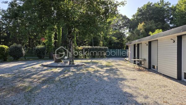Magnifique propriété de 380 m² avec deux logements indépendants (30 et 70m2) sans vis à vis par rapport à la maison principale, piscine 8m x 3m avec banquette jacuzzi, étang et parc arboré de 6 043 m²
 
Découvrez cette superbe propriété de caractère d'environ 380 m² habitables, implantée sur un magnifique terrain de 6 043 m², offrant un cadre de vie exceptionnel alliant confort, nature et rentabilité locative.
 
La maison principale
 
Spacieuse et lumineuse, elle se compose de :
Une vaste pièce de vie d'environ 70 m² comprenant une grande cuisine équipée avec îlot central, salon et salle à manger
Une superbe mezzanine de 65 m², idéale comme espace détente, bureau ou salle de jeux.
Aile gauche :
Deux chambres de 20m² dont une avec dressing 
Une salle de bain.
Une buanderie.
Un WC.
Aile droite :
Deux chambres de 20m2 environ
Un bureau
Une salle de bain.
Un WC.
Une buanderie
Une pièce de rangement

À l'extérieur, vous profiterez d'une terrasse à l'avant et à l'arrière, d'une piscine, d'une cuisine d'été ainsi que d'un espace de rangement situé derrière la maison avec volets électriques.
 
La propriété dispose de deux logements parfaitement aménagés, chacun bénéficiant de son jardin privatif.
 
Premier logement de 30m2: idéal pour la location saisonnière aux curistes, comprenant :
Une chambre.
Un salon / Une cuisine équipée
Une salle de bain / wc
Un ponton pour aller sur l’étang et pêcher
 
Deuxième logement de 70m2 : actuellement loué 800 € par mois, comprenant également :
2 chambres.
Un salon / salle à manger
Une cuisine équipée.
Une salle de bain et wc séparé
Ces deux dépendances offrent un excellent potentiel de revenus locatifs.
Un environnement exceptionnel
 
Le terrain de 6 043 m², entièrement clos et arboré, est un véritable havre de paix.
 
Vous y trouverez :
Un grand étang peuplé de poissons et de canards avec un pont pour accéder à une île
Un magnifique parc arboré avec bananiers, figuiers, kiwis et pommiers.
Un potager situé à proximité de l'entrée de la propriété.
 
Prestations
Chauffage par climatisation réversible.
Radiateurs électriques dans les chambres.
DPE : B
Deux portails électriques :
un réservé à la maison principale ;
un second dédié aux deux logements indépendants.

Taxe foncière : 2100 €.
Les atouts
Propriété de 380 m² habitables.
Terrain de 6 043 m².
Piscine.
Cuisine d'été.
Grand étang.
Deux logements indépendants avec accès séparé.
Revenus locatifs immédiats.
Environnement calme, verdoyant et sans vis-à-vis.
Idéal pour une grande famille, un projet de gîtes, de chambres d'hôtes ou un investissement locatif.
Une propriété rare offrant un cadre de vie privilégié, un fort potentiel d'exploitation et des prestations de qualité. À découvrir sans tarder !