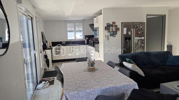 Magnifique propriété de 380 m² avec deux logements indépendants (30 et 70m2) sans vis à vis par rapport à la maison principale, piscine 8m x 3m avec banquette jacuzzi, étang et parc arboré de 6 043 m²
 
Découvrez cette superbe propriété de caractère d'environ 380 m² habitables, implantée sur un magnifique terrain de 6 043 m², offrant un cadre de vie exceptionnel alliant confort, nature et rentabilité locative.
 
La maison principale
 
Spacieuse et lumineuse, elle se compose de :
Une vaste pièce de vie d'environ 70 m² comprenant une grande cuisine équipée avec îlot central, salon et salle à manger
Une superbe mezzanine de 65 m², idéale comme espace détente, bureau ou salle de jeux.
Aile gauche :
Deux chambres de 20m² dont une avec dressing 
Une salle de bain.
Une buanderie.
Un WC.
Aile droite :
Deux chambres de 20m2 environ
Un bureau
Une salle de bain.
Un WC.
Une buanderie
Une pièce de rangement

À l'extérieur, vous profiterez d'une terrasse à l'avant et à l'arrière, d'une piscine, d'une cuisine d'été ainsi que d'un espace de rangement situé derrière la maison avec volets électriques.
 
La propriété dispose de deux logements parfaitement aménagés, chacun bénéficiant de son jardin privatif.
 
Premier logement de 30m2: idéal pour la location saisonnière aux curistes, comprenant :
Une chambre.
Un salon / Une cuisine équipée
Une salle de bain / wc
Un ponton pour aller sur l’étang et pêcher
 
Deuxième logement de 70m2 : actuellement loué 800 € par mois, comprenant également :
2 chambres.
Un salon / salle à manger
Une cuisine équipée.
Une salle de bain et wc séparé
Ces deux dépendances offrent un excellent potentiel de revenus locatifs.
Un environnement exceptionnel
 
Le terrain de 6 043 m², entièrement clos et arboré, est un véritable havre de paix.
 
Vous y trouverez :
Un grand étang peuplé de poissons et de canards avec un pont pour accéder à une île
Un magnifique parc arboré avec bananiers, figuiers, kiwis et pommiers.
Un potager situé à proximité de l'entrée de la propriété.
 
Prestations
Chauffage par climatisation réversible.
Radiateurs électriques dans les chambres.
DPE : B
Deux portails électriques :
un réservé à la maison principale ;
un second dédié aux deux logements indépendants.

Taxe foncière : 2100 €.
Les atouts
Propriété de 380 m² habitables.
Terrain de 6 043 m².
Piscine.
Cuisine d'été.
Grand étang.
Deux logements indépendants avec accès séparé.
Revenus locatifs immédiats.
Environnement calme, verdoyant et sans vis-à-vis.
Idéal pour une grande famille, un projet de gîtes, de chambres d'hôtes ou un investissement locatif.
Une propriété rare offrant un cadre de vie privilégié, un fort potentiel d'exploitation et des prestations de qualité. À découvrir sans tarder !