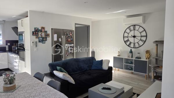 Magnifique propriété de 380 m² avec deux logements indépendants (30 et 70m2) sans vis à vis par rapport à la maison principale, piscine 8m x 3m avec banquette jacuzzi, étang et parc arboré de 6 043 m²
 
Découvrez cette superbe propriété de caractère d'environ 380 m² habitables, implantée sur un magnifique terrain de 6 043 m², offrant un cadre de vie exceptionnel alliant confort, nature et rentabilité locative.
 
La maison principale
 
Spacieuse et lumineuse, elle se compose de :
Une vaste pièce de vie d'environ 70 m² comprenant une grande cuisine équipée avec îlot central, salon et salle à manger
Une superbe mezzanine de 65 m², idéale comme espace détente, bureau ou salle de jeux.
Aile gauche :
Deux chambres de 20m² dont une avec dressing 
Une salle de bain.
Une buanderie.
Un WC.
Aile droite :
Deux chambres de 20m2 environ
Un bureau
Une salle de bain.
Un WC.
Une buanderie
Une pièce de rangement

À l'extérieur, vous profiterez d'une terrasse à l'avant et à l'arrière, d'une piscine, d'une cuisine d'été ainsi que d'un espace de rangement situé derrière la maison avec volets électriques.
 
La propriété dispose de deux logements parfaitement aménagés, chacun bénéficiant de son jardin privatif.
 
Premier logement de 30m2: idéal pour la location saisonnière aux curistes, comprenant :
Une chambre.
Un salon / Une cuisine équipée
Une salle de bain / wc
Un ponton pour aller sur l’étang et pêcher
 
Deuxième logement de 70m2 : actuellement loué 800 € par mois, comprenant également :
2 chambres.
Un salon / salle à manger
Une cuisine équipée.
Une salle de bain et wc séparé
Ces deux dépendances offrent un excellent potentiel de revenus locatifs.
Un environnement exceptionnel
 
Le terrain de 6 043 m², entièrement clos et arboré, est un véritable havre de paix.
 
Vous y trouverez :
Un grand étang peuplé de poissons et de canards avec un pont pour accéder à une île
Un magnifique parc arboré avec bananiers, figuiers, kiwis et pommiers.
Un potager situé à proximité de l'entrée de la propriété.
 
Prestations
Chauffage par climatisation réversible.
Radiateurs électriques dans les chambres.
DPE : B
Deux portails électriques :
un réservé à la maison principale ;
un second dédié aux deux logements indépendants.

Taxe foncière : 2100 €.
Les atouts
Propriété de 380 m² habitables.
Terrain de 6 043 m².
Piscine.
Cuisine d'été.
Grand étang.
Deux logements indépendants avec accès séparé.
Revenus locatifs immédiats.
Environnement calme, verdoyant et sans vis-à-vis.
Idéal pour une grande famille, un projet de gîtes, de chambres d'hôtes ou un investissement locatif.
Une propriété rare offrant un cadre de vie privilégié, un fort potentiel d'exploitation et des prestations de qualité. À découvrir sans tarder !