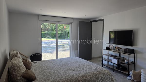 Magnifique propriété de 380 m² avec deux logements indépendants (30 et 70m2) sans vis à vis par rapport à la maison principale, piscine 8m x 3m avec banquette jacuzzi, étang et parc arboré de 6 043 m²
 
Découvrez cette superbe propriété de caractère d'environ 380 m² habitables, implantée sur un magnifique terrain de 6 043 m², offrant un cadre de vie exceptionnel alliant confort, nature et rentabilité locative.
 
La maison principale
 
Spacieuse et lumineuse, elle se compose de :
Une vaste pièce de vie d'environ 70 m² comprenant une grande cuisine équipée avec îlot central, salon et salle à manger
Une superbe mezzanine de 65 m², idéale comme espace détente, bureau ou salle de jeux.
Aile gauche :
Deux chambres de 20m² dont une avec dressing 
Une salle de bain.
Une buanderie.
Un WC.
Aile droite :
Deux chambres de 20m2 environ
Un bureau
Une salle de bain.
Un WC.
Une buanderie
Une pièce de rangement

À l'extérieur, vous profiterez d'une terrasse à l'avant et à l'arrière, d'une piscine, d'une cuisine d'été ainsi que d'un espace de rangement situé derrière la maison avec volets électriques.
 
La propriété dispose de deux logements parfaitement aménagés, chacun bénéficiant de son jardin privatif.
 
Premier logement de 30m2: idéal pour la location saisonnière aux curistes, comprenant :
Une chambre.
Un salon / Une cuisine équipée
Une salle de bain / wc
Un ponton pour aller sur l’étang et pêcher
 
Deuxième logement de 70m2 : actuellement loué 800 € par mois, comprenant également :
2 chambres.
Un salon / salle à manger
Une cuisine équipée.
Une salle de bain et wc séparé
Ces deux dépendances offrent un excellent potentiel de revenus locatifs.
Un environnement exceptionnel
 
Le terrain de 6 043 m², entièrement clos et arboré, est un véritable havre de paix.
 
Vous y trouverez :
Un grand étang peuplé de poissons et de canards avec un pont pour accéder à une île
Un magnifique parc arboré avec bananiers, figuiers, kiwis et pommiers.
Un potager situé à proximité de l'entrée de la propriété.
 
Prestations
Chauffage par climatisation réversible.
Radiateurs électriques dans les chambres.
DPE : B
Deux portails électriques :
un réservé à la maison principale ;
un second dédié aux deux logements indépendants.

Taxe foncière : 2100 €.
Les atouts
Propriété de 380 m² habitables.
Terrain de 6 043 m².
Piscine.
Cuisine d'été.
Grand étang.
Deux logements indépendants avec accès séparé.
Revenus locatifs immédiats.
Environnement calme, verdoyant et sans vis-à-vis.
Idéal pour une grande famille, un projet de gîtes, de chambres d'hôtes ou un investissement locatif.
Une propriété rare offrant un cadre de vie privilégié, un fort potentiel d'exploitation et des prestations de qualité. À découvrir sans tarder !