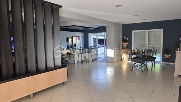 Magnifique propriété de 380 m² avec deux logements indépendants (30 et 70m2) sans vis à vis par rapport à la maison principale, piscine 8m x 3m avec banquette jacuzzi, étang et parc arboré de 6 043 m²
 
Découvrez cette superbe propriété de caractère d'environ 380 m² habitables, implantée sur un magnifique terrain de 6 043 m², offrant un cadre de vie exceptionnel alliant confort, nature et rentabilité locative.
 
La maison principale
 
Spacieuse et lumineuse, elle se compose de :
Une vaste pièce de vie d'environ 70 m² comprenant une grande cuisine équipée avec îlot central, salon et salle à manger
Une superbe mezzanine de 65 m², idéale comme espace détente, bureau ou salle de jeux.
Aile gauche :
Deux chambres de 20m² dont une avec dressing 
Une salle de bain.
Une buanderie.
Un WC.
Aile droite :
Deux chambres de 20m2 environ
Un bureau
Une salle de bain.
Un WC.
Une buanderie
Une pièce de rangement

À l'extérieur, vous profiterez d'une terrasse à l'avant et à l'arrière, d'une piscine, d'une cuisine d'été ainsi que d'un espace de rangement situé derrière la maison avec volets électriques.
 
La propriété dispose de deux logements parfaitement aménagés, chacun bénéficiant de son jardin privatif.
 
Premier logement de 30m2: idéal pour la location saisonnière aux curistes, comprenant :
Une chambre.
Un salon / Une cuisine équipée
Une salle de bain / wc
Un ponton pour aller sur l’étang et pêcher
 
Deuxième logement de 70m2 : actuellement loué 800 € par mois, comprenant également :
2 chambres.
Un salon / salle à manger
Une cuisine équipée.
Une salle de bain et wc séparé
Ces deux dépendances offrent un excellent potentiel de revenus locatifs.
Un environnement exceptionnel
 
Le terrain de 6 043 m², entièrement clos et arboré, est un véritable havre de paix.
 
Vous y trouverez :
Un grand étang peuplé de poissons et de canards avec un pont pour accéder à une île
Un magnifique parc arboré avec bananiers, figuiers, kiwis et pommiers.
Un potager situé à proximité de l'entrée de la propriété.
 
Prestations
Chauffage par climatisation réversible.
Radiateurs électriques dans les chambres.
DPE : B
Deux portails électriques :
un réservé à la maison principale ;
un second dédié aux deux logements indépendants.

Taxe foncière : 2100 €.
Les atouts
Propriété de 380 m² habitables.
Terrain de 6 043 m².
Piscine.
Cuisine d'été.
Grand étang.
Deux logements indépendants avec accès séparé.
Revenus locatifs immédiats.
Environnement calme, verdoyant et sans vis-à-vis.
Idéal pour une grande famille, un projet de gîtes, de chambres d'hôtes ou un investissement locatif.
Une propriété rare offrant un cadre de vie privilégié, un fort potentiel d'exploitation et des prestations de qualité. À découvrir sans tarder !