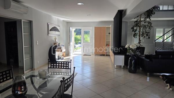 Magnifique propriété de 380 m² avec deux logements indépendants (30 et 70m2) sans vis à vis par rapport à la maison principale, piscine 8m x 3m avec banquette jacuzzi, étang et parc arboré de 6 043 m²
 
Découvrez cette superbe propriété de caractère d'environ 380 m² habitables, implantée sur un magnifique terrain de 6 043 m², offrant un cadre de vie exceptionnel alliant confort, nature et rentabilité locative.
 
La maison principale
 
Spacieuse et lumineuse, elle se compose de :
Une vaste pièce de vie d'environ 70 m² comprenant une grande cuisine équipée avec îlot central, salon et salle à manger
Une superbe mezzanine de 65 m², idéale comme espace détente, bureau ou salle de jeux.
Aile gauche :
Deux chambres de 20m² dont une avec dressing 
Une salle de bain.
Une buanderie.
Un WC.
Aile droite :
Deux chambres de 20m2 environ
Un bureau
Une salle de bain.
Un WC.
Une buanderie
Une pièce de rangement

À l'extérieur, vous profiterez d'une terrasse à l'avant et à l'arrière, d'une piscine, d'une cuisine d'été ainsi que d'un espace de rangement situé derrière la maison avec volets électriques.
 
La propriété dispose de deux logements parfaitement aménagés, chacun bénéficiant de son jardin privatif.
 
Premier logement de 30m2: idéal pour la location saisonnière aux curistes, comprenant :
Une chambre.
Un salon / Une cuisine équipée
Une salle de bain / wc
Un ponton pour aller sur l’étang et pêcher
 
Deuxième logement de 70m2 : actuellement loué 800 € par mois, comprenant également :
2 chambres.
Un salon / salle à manger
Une cuisine équipée.
Une salle de bain et wc séparé
Ces deux dépendances offrent un excellent potentiel de revenus locatifs.
Un environnement exceptionnel
 
Le terrain de 6 043 m², entièrement clos et arboré, est un véritable havre de paix.
 
Vous y trouverez :
Un grand étang peuplé de poissons et de canards avec un pont pour accéder à une île
Un magnifique parc arboré avec bananiers, figuiers, kiwis et pommiers.
Un potager situé à proximité de l'entrée de la propriété.
 
Prestations
Chauffage par climatisation réversible.
Radiateurs électriques dans les chambres.
DPE : B
Deux portails électriques :
un réservé à la maison principale ;
un second dédié aux deux logements indépendants.

Taxe foncière : 2100 €.
Les atouts
Propriété de 380 m² habitables.
Terrain de 6 043 m².
Piscine.
Cuisine d'été.
Grand étang.
Deux logements indépendants avec accès séparé.
Revenus locatifs immédiats.
Environnement calme, verdoyant et sans vis-à-vis.
Idéal pour une grande famille, un projet de gîtes, de chambres d'hôtes ou un investissement locatif.
Une propriété rare offrant un cadre de vie privilégié, un fort potentiel d'exploitation et des prestations de qualité. À découvrir sans tarder !