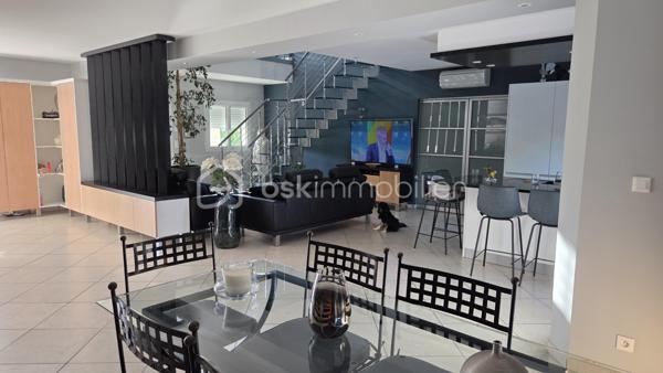 Magnifique propriété de 380 m² avec deux logements indépendants (30 et 70m2) sans vis à vis par rapport à la maison principale, piscine 8m x 3m avec banquette jacuzzi, étang et parc arboré de 6 043 m²
 
Découvrez cette superbe propriété de caractère d'environ 380 m² habitables, implantée sur un magnifique terrain de 6 043 m², offrant un cadre de vie exceptionnel alliant confort, nature et rentabilité locative.
 
La maison principale
 
Spacieuse et lumineuse, elle se compose de :
Une vaste pièce de vie d'environ 70 m² comprenant une grande cuisine équipée avec îlot central, salon et salle à manger
Une superbe mezzanine de 65 m², idéale comme espace détente, bureau ou salle de jeux.
Aile gauche :
Deux chambres de 20m² dont une avec dressing 
Une salle de bain.
Une buanderie.
Un WC.
Aile droite :
Deux chambres de 20m2 environ
Un bureau
Une salle de bain.
Un WC.
Une buanderie
Une pièce de rangement

À l'extérieur, vous profiterez d'une terrasse à l'avant et à l'arrière, d'une piscine, d'une cuisine d'été ainsi que d'un espace de rangement situé derrière la maison avec volets électriques.
 
La propriété dispose de deux logements parfaitement aménagés, chacun bénéficiant de son jardin privatif.
 
Premier logement de 30m2: idéal pour la location saisonnière aux curistes, comprenant :
Une chambre.
Un salon / Une cuisine équipée
Une salle de bain / wc
Un ponton pour aller sur l’étang et pêcher
 
Deuxième logement de 70m2 : actuellement loué 800 € par mois, comprenant également :
2 chambres.
Un salon / salle à manger
Une cuisine équipée.
Une salle de bain et wc séparé
Ces deux dépendances offrent un excellent potentiel de revenus locatifs.
Un environnement exceptionnel
 
Le terrain de 6 043 m², entièrement clos et arboré, est un véritable havre de paix.
 
Vous y trouverez :
Un grand étang peuplé de poissons et de canards avec un pont pour accéder à une île
Un magnifique parc arboré avec bananiers, figuiers, kiwis et pommiers.
Un potager situé à proximité de l'entrée de la propriété.
 
Prestations
Chauffage par climatisation réversible.
Radiateurs électriques dans les chambres.
DPE : B
Deux portails électriques :
un réservé à la maison principale ;
un second dédié aux deux logements indépendants.

Taxe foncière : 2100 €.
Les atouts
Propriété de 380 m² habitables.
Terrain de 6 043 m².
Piscine.
Cuisine d'été.
Grand étang.
Deux logements indépendants avec accès séparé.
Revenus locatifs immédiats.
Environnement calme, verdoyant et sans vis-à-vis.
Idéal pour une grande famille, un projet de gîtes, de chambres d'hôtes ou un investissement locatif.
Une propriété rare offrant un cadre de vie privilégié, un fort potentiel d'exploitation et des prestations de qualité. À découvrir sans tarder !