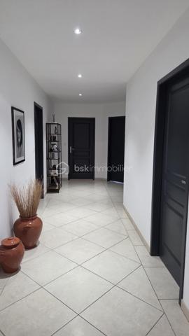 Magnifique propriété de 380 m² avec deux logements indépendants (30 et 70m2) sans vis à vis par rapport à la maison principale, piscine 8m x 3m avec banquette jacuzzi, étang et parc arboré de 6 043 m²
 
Découvrez cette superbe propriété de caractère d'environ 380 m² habitables, implantée sur un magnifique terrain de 6 043 m², offrant un cadre de vie exceptionnel alliant confort, nature et rentabilité locative.
 
La maison principale
 
Spacieuse et lumineuse, elle se compose de :
Une vaste pièce de vie d'environ 70 m² comprenant une grande cuisine équipée avec îlot central, salon et salle à manger
Une superbe mezzanine de 65 m², idéale comme espace détente, bureau ou salle de jeux.
Aile gauche :
Deux chambres de 20m² dont une avec dressing 
Une salle de bain.
Une buanderie.
Un WC.
Aile droite :
Deux chambres de 20m2 environ
Un bureau
Une salle de bain.
Un WC.
Une buanderie
Une pièce de rangement

À l'extérieur, vous profiterez d'une terrasse à l'avant et à l'arrière, d'une piscine, d'une cuisine d'été ainsi que d'un espace de rangement situé derrière la maison avec volets électriques.
 
La propriété dispose de deux logements parfaitement aménagés, chacun bénéficiant de son jardin privatif.
 
Premier logement de 30m2: idéal pour la location saisonnière aux curistes, comprenant :
Une chambre.
Un salon / Une cuisine équipée
Une salle de bain / wc
Un ponton pour aller sur l’étang et pêcher
 
Deuxième logement de 70m2 : actuellement loué 800 € par mois, comprenant également :
2 chambres.
Un salon / salle à manger
Une cuisine équipée.
Une salle de bain et wc séparé
Ces deux dépendances offrent un excellent potentiel de revenus locatifs.
Un environnement exceptionnel
 
Le terrain de 6 043 m², entièrement clos et arboré, est un véritable havre de paix.
 
Vous y trouverez :
Un grand étang peuplé de poissons et de canards avec un pont pour accéder à une île
Un magnifique parc arboré avec bananiers, figuiers, kiwis et pommiers.
Un potager situé à proximité de l'entrée de la propriété.
 
Prestations
Chauffage par climatisation réversible.
Radiateurs électriques dans les chambres.
DPE : B
Deux portails électriques :
un réservé à la maison principale ;
un second dédié aux deux logements indépendants.

Taxe foncière : 2100 €.
Les atouts
Propriété de 380 m² habitables.
Terrain de 6 043 m².
Piscine.
Cuisine d'été.
Grand étang.
Deux logements indépendants avec accès séparé.
Revenus locatifs immédiats.
Environnement calme, verdoyant et sans vis-à-vis.
Idéal pour une grande famille, un projet de gîtes, de chambres d'hôtes ou un investissement locatif.
Une propriété rare offrant un cadre de vie privilégié, un fort potentiel d'exploitation et des prestations de qualité. À découvrir sans tarder !