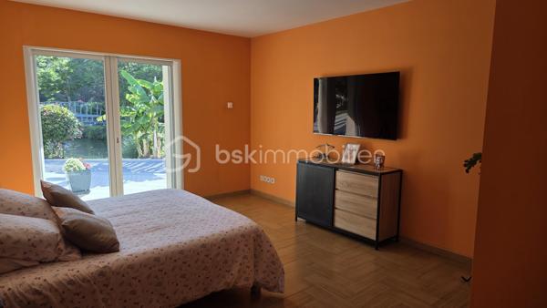 Magnifique propriété de 380 m² avec deux logements indépendants (30 et 70m2) sans vis à vis par rapport à la maison principale, piscine 8m x 3m avec banquette jacuzzi, étang et parc arboré de 6 043 m²
 
Découvrez cette superbe propriété de caractère d'environ 380 m² habitables, implantée sur un magnifique terrain de 6 043 m², offrant un cadre de vie exceptionnel alliant confort, nature et rentabilité locative.
 
La maison principale
 
Spacieuse et lumineuse, elle se compose de :
Une vaste pièce de vie d'environ 70 m² comprenant une grande cuisine équipée avec îlot central, salon et salle à manger
Une superbe mezzanine de 65 m², idéale comme espace détente, bureau ou salle de jeux.
Aile gauche :
Deux chambres de 20m² dont une avec dressing 
Une salle de bain.
Une buanderie.
Un WC.
Aile droite :
Deux chambres de 20m2 environ
Un bureau
Une salle de bain.
Un WC.
Une buanderie
Une pièce de rangement

À l'extérieur, vous profiterez d'une terrasse à l'avant et à l'arrière, d'une piscine, d'une cuisine d'été ainsi que d'un espace de rangement situé derrière la maison avec volets électriques.
 
La propriété dispose de deux logements parfaitement aménagés, chacun bénéficiant de son jardin privatif.
 
Premier logement de 30m2: idéal pour la location saisonnière aux curistes, comprenant :
Une chambre.
Un salon / Une cuisine équipée
Une salle de bain / wc
Un ponton pour aller sur l’étang et pêcher
 
Deuxième logement de 70m2 : actuellement loué 800 € par mois, comprenant également :
2 chambres.
Un salon / salle à manger
Une cuisine équipée.
Une salle de bain et wc séparé
Ces deux dépendances offrent un excellent potentiel de revenus locatifs.
Un environnement exceptionnel
 
Le terrain de 6 043 m², entièrement clos et arboré, est un véritable havre de paix.
 
Vous y trouverez :
Un grand étang peuplé de poissons et de canards avec un pont pour accéder à une île
Un magnifique parc arboré avec bananiers, figuiers, kiwis et pommiers.
Un potager situé à proximité de l'entrée de la propriété.
 
Prestations
Chauffage par climatisation réversible.
Radiateurs électriques dans les chambres.
DPE : B
Deux portails électriques :
un réservé à la maison principale ;
un second dédié aux deux logements indépendants.

Taxe foncière : 2100 €.
Les atouts
Propriété de 380 m² habitables.
Terrain de 6 043 m².
Piscine.
Cuisine d'été.
Grand étang.
Deux logements indépendants avec accès séparé.
Revenus locatifs immédiats.
Environnement calme, verdoyant et sans vis-à-vis.
Idéal pour une grande famille, un projet de gîtes, de chambres d'hôtes ou un investissement locatif.
Une propriété rare offrant un cadre de vie privilégié, un fort potentiel d'exploitation et des prestations de qualité. À découvrir sans tarder !