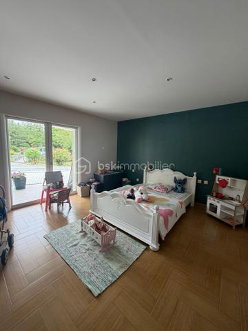 Magnifique propriété de 380 m² avec deux logements indépendants (30 et 70m2) sans vis à vis par rapport à la maison principale, piscine 8m x 3m avec banquette jacuzzi, étang et parc arboré de 6 043 m²
 
Découvrez cette superbe propriété de caractère d'environ 380 m² habitables, implantée sur un magnifique terrain de 6 043 m², offrant un cadre de vie exceptionnel alliant confort, nature et rentabilité locative.
 
La maison principale
 
Spacieuse et lumineuse, elle se compose de :
Une vaste pièce de vie d'environ 70 m² comprenant une grande cuisine équipée avec îlot central, salon et salle à manger
Une superbe mezzanine de 65 m², idéale comme espace détente, bureau ou salle de jeux.
Aile gauche :
Deux chambres de 20m² dont une avec dressing 
Une salle de bain.
Une buanderie.
Un WC.
Aile droite :
Deux chambres de 20m2 environ
Un bureau
Une salle de bain.
Un WC.
Une buanderie
Une pièce de rangement

À l'extérieur, vous profiterez d'une terrasse à l'avant et à l'arrière, d'une piscine, d'une cuisine d'été ainsi que d'un espace de rangement situé derrière la maison avec volets électriques.
 
La propriété dispose de deux logements parfaitement aménagés, chacun bénéficiant de son jardin privatif.
 
Premier logement de 30m2: idéal pour la location saisonnière aux curistes, comprenant :
Une chambre.
Un salon / Une cuisine équipée
Une salle de bain / wc
Un ponton pour aller sur l’étang et pêcher
 
Deuxième logement de 70m2 : actuellement loué 800 € par mois, comprenant également :
2 chambres.
Un salon / salle à manger
Une cuisine équipée.
Une salle de bain et wc séparé
Ces deux dépendances offrent un excellent potentiel de revenus locatifs.
Un environnement exceptionnel
 
Le terrain de 6 043 m², entièrement clos et arboré, est un véritable havre de paix.
 
Vous y trouverez :
Un grand étang peuplé de poissons et de canards avec un pont pour accéder à une île
Un magnifique parc arboré avec bananiers, figuiers, kiwis et pommiers.
Un potager situé à proximité de l'entrée de la propriété.
 
Prestations
Chauffage par climatisation réversible.
Radiateurs électriques dans les chambres.
DPE : B
Deux portails électriques :
un réservé à la maison principale ;
un second dédié aux deux logements indépendants.

Taxe foncière : 2100 €.
Les atouts
Propriété de 380 m² habitables.
Terrain de 6 043 m².
Piscine.
Cuisine d'été.
Grand étang.
Deux logements indépendants avec accès séparé.
Revenus locatifs immédiats.
Environnement calme, verdoyant et sans vis-à-vis.
Idéal pour une grande famille, un projet de gîtes, de chambres d'hôtes ou un investissement locatif.
Une propriété rare offrant un cadre de vie privilégié, un fort potentiel d'exploitation et des prestations de qualité. À découvrir sans tarder !