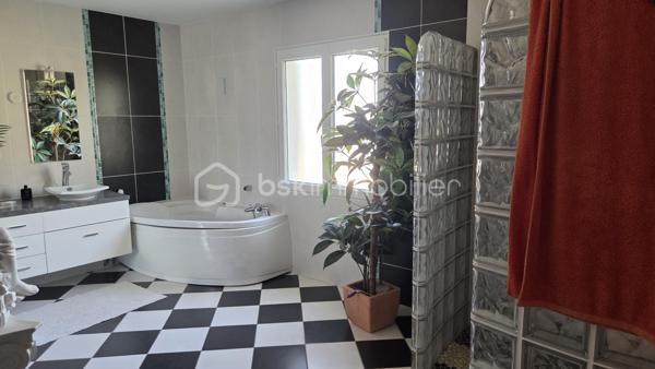 Magnifique propriété de 380 m² avec deux logements indépendants (30 et 70m2) sans vis à vis par rapport à la maison principale, piscine 8m x 3m avec banquette jacuzzi, étang et parc arboré de 6 043 m²
 
Découvrez cette superbe propriété de caractère d'environ 380 m² habitables, implantée sur un magnifique terrain de 6 043 m², offrant un cadre de vie exceptionnel alliant confort, nature et rentabilité locative.
 
La maison principale
 
Spacieuse et lumineuse, elle se compose de :
Une vaste pièce de vie d'environ 70 m² comprenant une grande cuisine équipée avec îlot central, salon et salle à manger
Une superbe mezzanine de 65 m², idéale comme espace détente, bureau ou salle de jeux.
Aile gauche :
Deux chambres de 20m² dont une avec dressing 
Une salle de bain.
Une buanderie.
Un WC.
Aile droite :
Deux chambres de 20m2 environ
Un bureau
Une salle de bain.
Un WC.
Une buanderie
Une pièce de rangement

À l'extérieur, vous profiterez d'une terrasse à l'avant et à l'arrière, d'une piscine, d'une cuisine d'été ainsi que d'un espace de rangement situé derrière la maison avec volets électriques.
 
La propriété dispose de deux logements parfaitement aménagés, chacun bénéficiant de son jardin privatif.
 
Premier logement de 30m2: idéal pour la location saisonnière aux curistes, comprenant :
Une chambre.
Un salon / Une cuisine équipée
Une salle de bain / wc
Un ponton pour aller sur l’étang et pêcher
 
Deuxième logement de 70m2 : actuellement loué 800 € par mois, comprenant également :
2 chambres.
Un salon / salle à manger
Une cuisine équipée.
Une salle de bain et wc séparé
Ces deux dépendances offrent un excellent potentiel de revenus locatifs.
Un environnement exceptionnel
 
Le terrain de 6 043 m², entièrement clos et arboré, est un véritable havre de paix.
 
Vous y trouverez :
Un grand étang peuplé de poissons et de canards avec un pont pour accéder à une île
Un magnifique parc arboré avec bananiers, figuiers, kiwis et pommiers.
Un potager situé à proximité de l'entrée de la propriété.
 
Prestations
Chauffage par climatisation réversible.
Radiateurs électriques dans les chambres.
DPE : B
Deux portails électriques :
un réservé à la maison principale ;
un second dédié aux deux logements indépendants.

Taxe foncière : 2100 €.
Les atouts
Propriété de 380 m² habitables.
Terrain de 6 043 m².
Piscine.
Cuisine d'été.
Grand étang.
Deux logements indépendants avec accès séparé.
Revenus locatifs immédiats.
Environnement calme, verdoyant et sans vis-à-vis.
Idéal pour une grande famille, un projet de gîtes, de chambres d'hôtes ou un investissement locatif.
Une propriété rare offrant un cadre de vie privilégié, un fort potentiel d'exploitation et des prestations de qualité. À découvrir sans tarder !