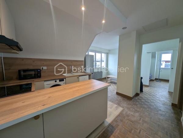 Idéal investisseur 
Vous serez sous le charme de cet appartement , vendu loué, entièrement rénové dans un quartier calme de Caen.
La cuisine ouverte est aménagée et équipée. 
Le séjour est très lumineux, et la chambre assez spacieuse pour accueillir un dressing.