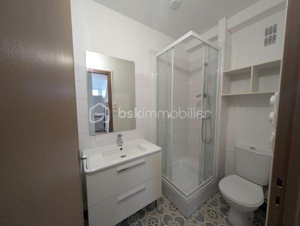 Idéal investisseur 
Vous serez sous le charme de cet appartement , vendu loué, entièrement rénové dans un quartier calme de Caen.
La cuisine ouverte est aménagée et équipée. 
Le séjour est très lumineux, et la chambre assez spacieuse pour accueillir un dressing.