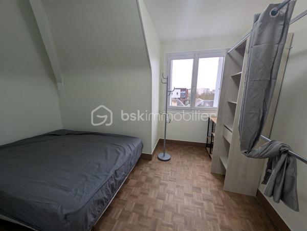 Idéal investisseur 
Vous serez sous le charme de cet appartement , vendu loué, entièrement rénové dans un quartier calme de Caen.
La cuisine ouverte est aménagée et équipée. 
Le séjour est très lumineux, et la chambre assez spacieuse pour accueillir un dressing.