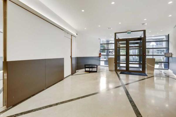 Bureaux à louer à Issy-les-Moulineaux avec terrasse privative et accès transports