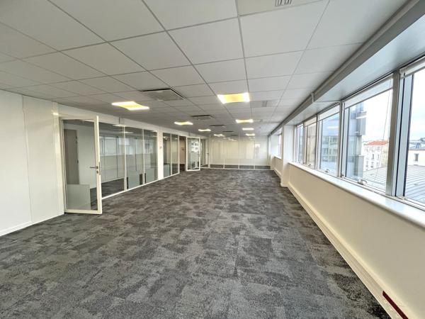 Bureaux à louer à Issy-les-Moulineaux avec terrasse privative et accès transports
