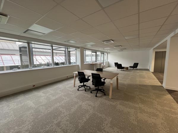 Bureaux à louer à Issy-les-Moulineaux avec terrasse privative et accès transports