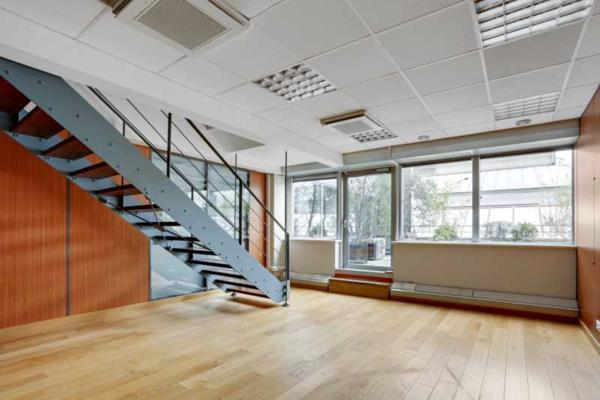 Bureaux à louer à Issy-les-Moulineaux avec terrasse privative et accès transports