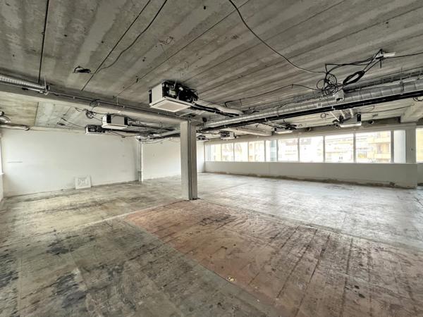 Bureaux à louer à Issy-les-Moulineaux avec terrasse privative et accès transports