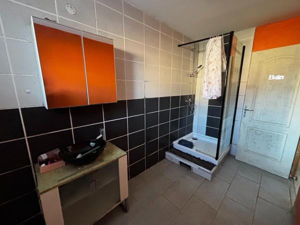 Maison avec une dépendance et jardin constructible