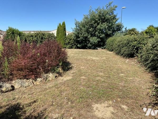 Challans, proche commerces, maison et dépendances sur terrain de 1530m² !