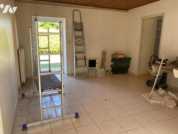 Challans, proche commerces, maison et dépendances sur terrain de 1530m² !