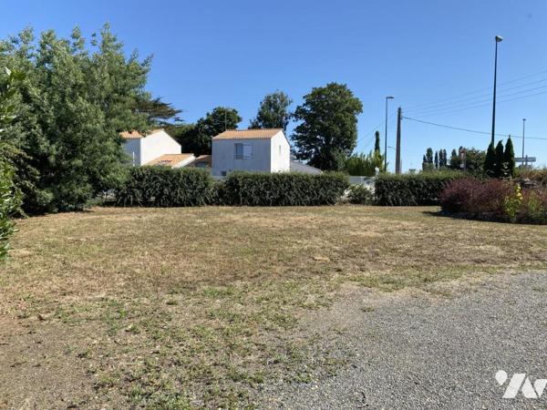 Challans, proche commerces, maison et dépendances sur terrain de 1530m² !