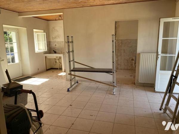 Challans, proche commerces, maison et dépendances sur terrain de 1530m² !