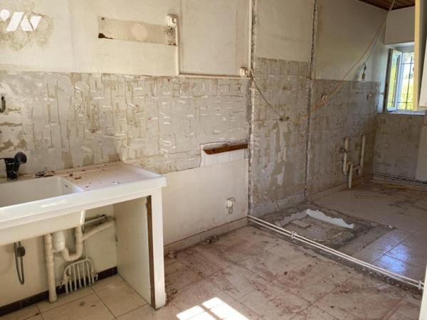 Challans, proche commerces, maison et dépendances sur terrain de 1530m² !