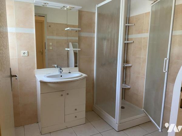 Challans, proche commerces, maison et dépendances sur terrain de 1530m² !