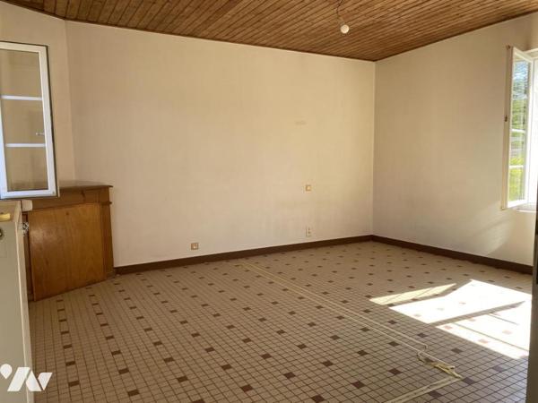 Challans, proche commerces, maison et dépendances sur terrain de 1530m² !