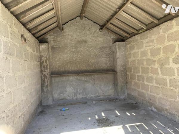 Challans, proche commerces, maison et dépendances sur terrain de 1530m² !