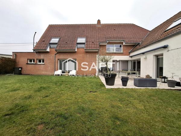 A deux minutes du Bord des Eaux, une maison familiale discrète aux volumes rares