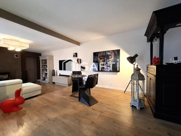 A deux minutes du Bord des Eaux, une maison familiale discrète aux volumes rares