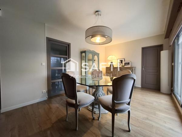 A deux minutes du Bord des Eaux, une maison familiale discrète aux volumes rares